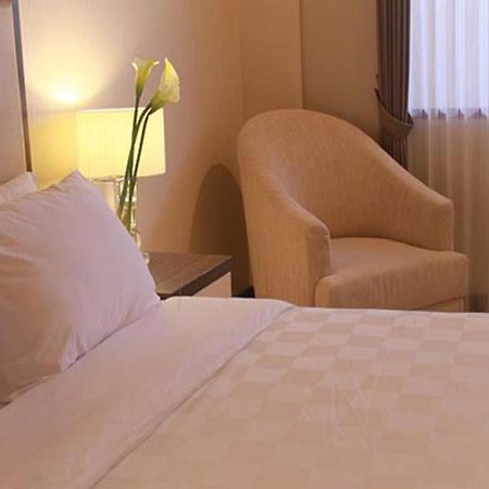 Bella Hotel Surabaya Exterior foto