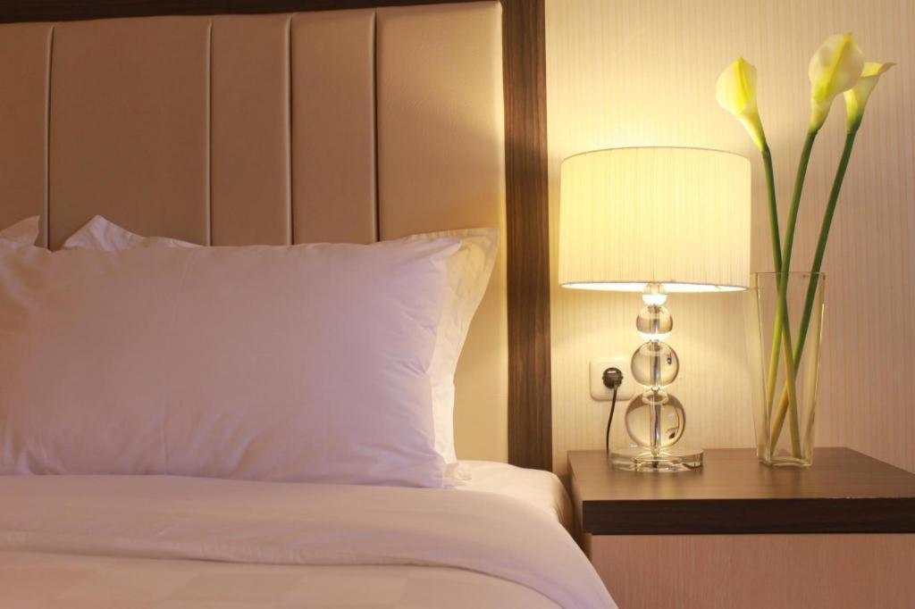 Bella Hotel Surabaya Exterior foto