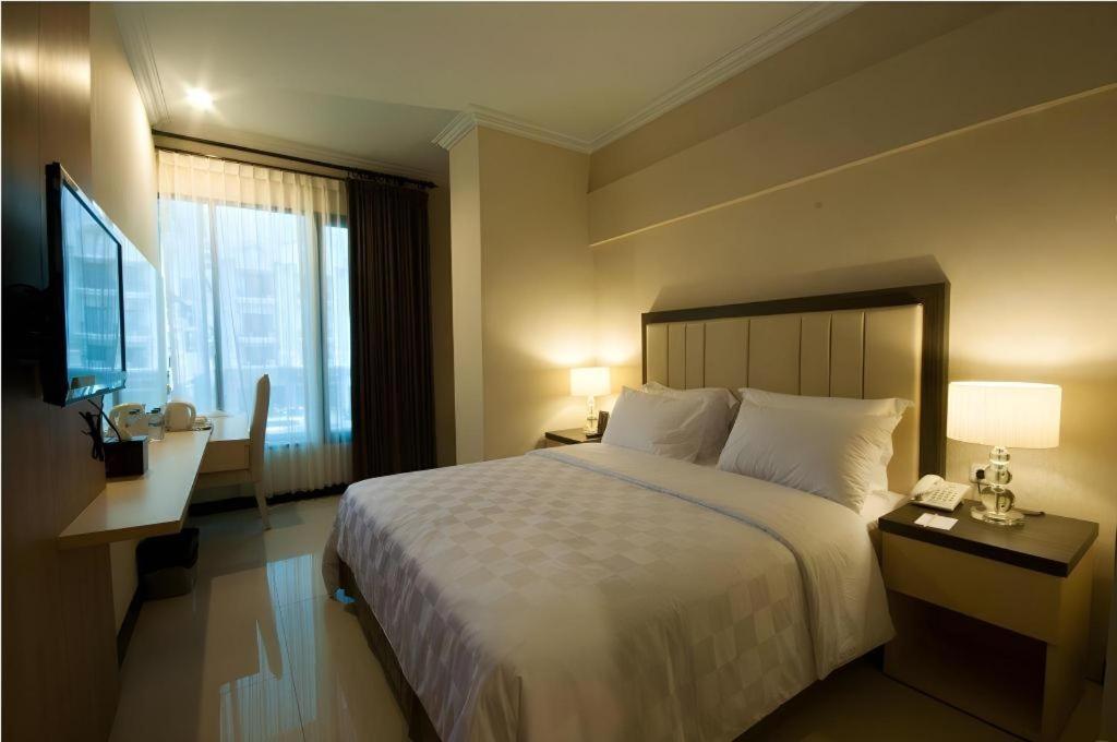 Bella Hotel Surabaya Exterior foto
