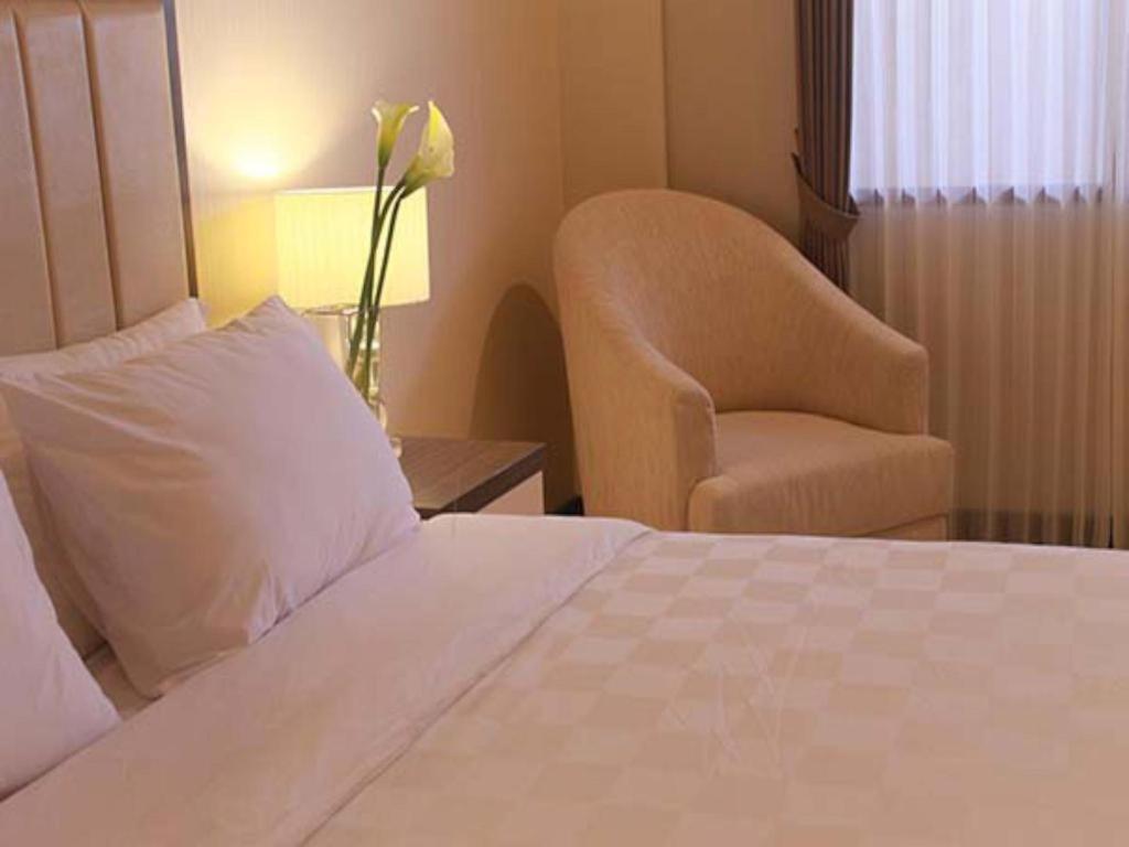 Bella Hotel Surabaya Exterior foto