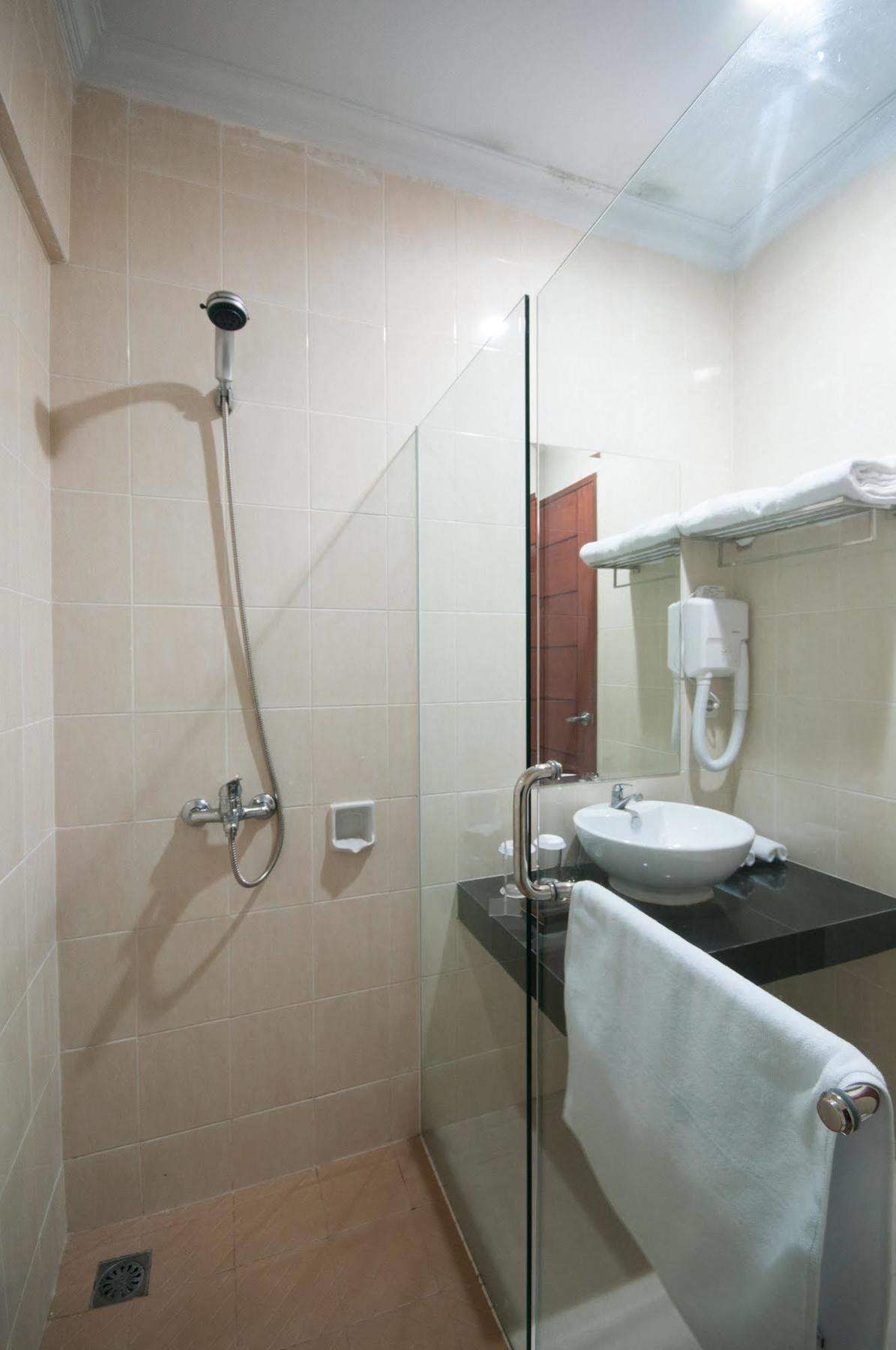 Bella Hotel Surabaya Exterior foto
